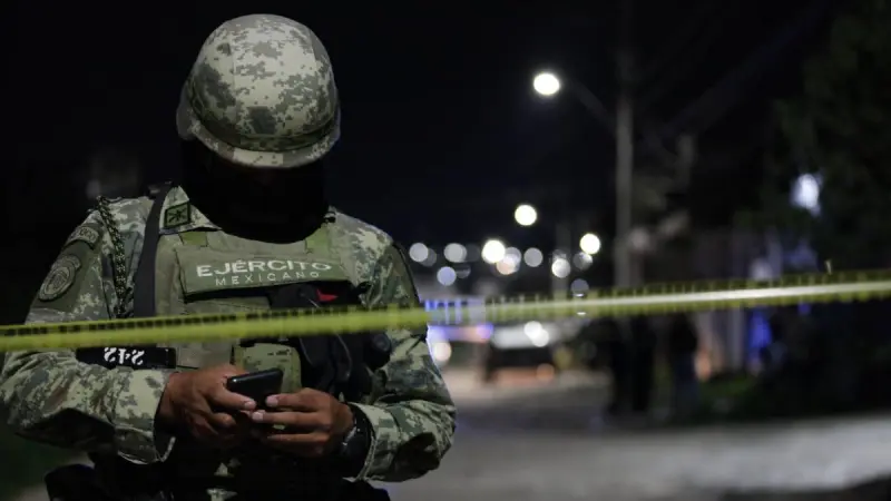 Hombres armados irrumpen en empresa Kerry en Salamanca; golpean a empleados y guardias