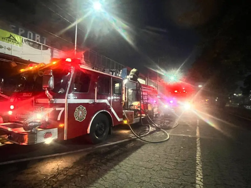 Consume incendio comercios en la Terminal de Toluca