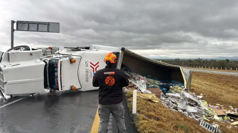 Volcadura de tractocamión en la Autopista a Laredo deja daños materiales