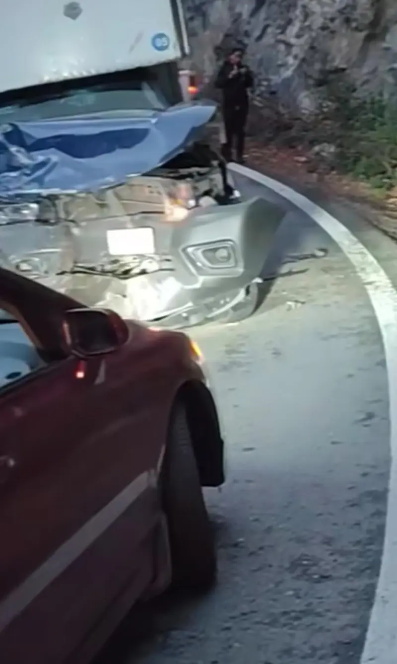 Chocan transporte público y volteo en carretera de Zimapán