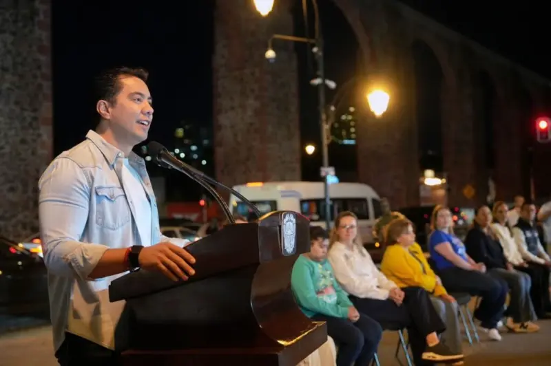 Encabeza Felifer Macías encendido de los Arcos por la concientización del autismo