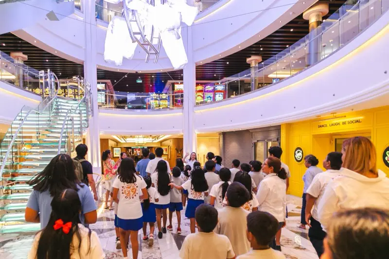 Visitan niños de casa hogar el crucero Norwegian Encore en Acapulco