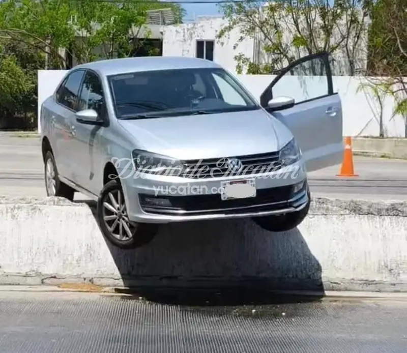 Un auto quedó parcialmente suspendido en un retorno de la calle 60 Norte de Mérida