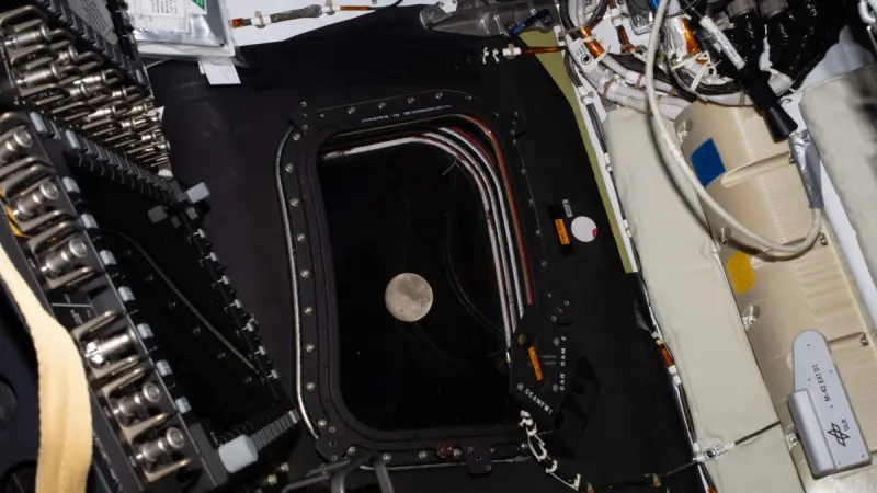 Artemis II ya sobrevuela alrededor de la Luna y supera récord de distancia del Apolo 13