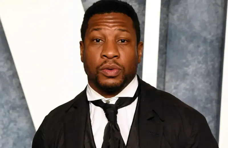 Accidente en pleno rodaje: Jonathan Majors cae por una ventana junto a su coestrella en escena de acción