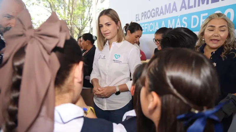 Entrega SEDIF mobiliario y utensilios para espacios alimentarios en Santa Rosa Jáuregui