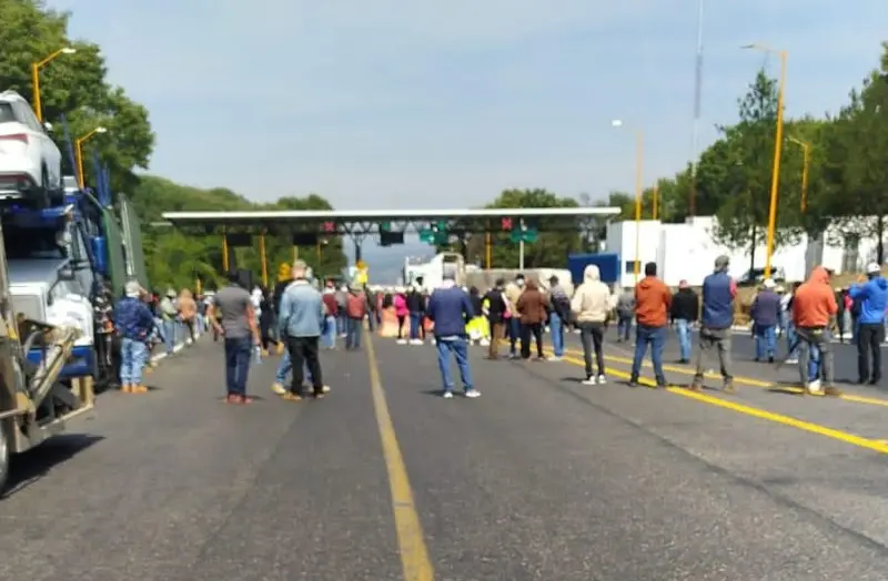 Dialoga Toño Cruz con manifestantes en la Siglo 21