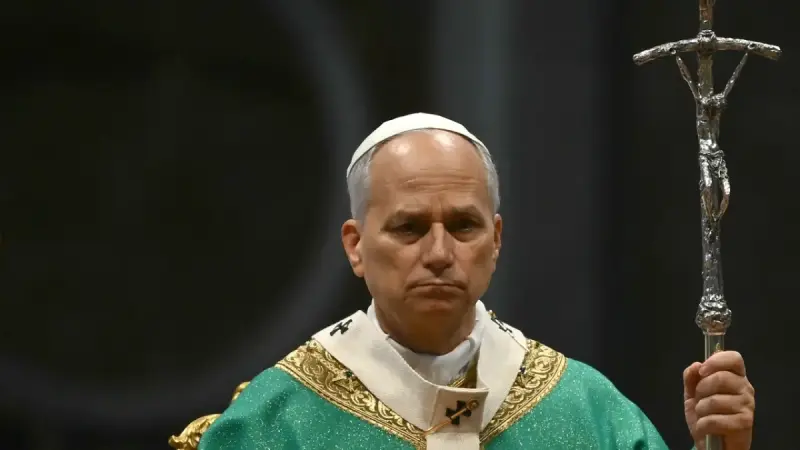 Al lavar los pies de los sacerdotes, papa León insta a los católicos a ayudar a los oprimidos