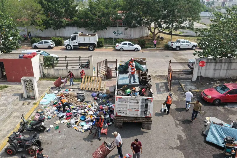 Encabeza Hernández Espejo limpieza de departamentos incendiados