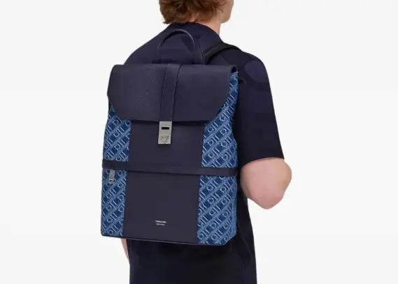 Exhibe edil de Nezahualcóyotl accesorio de lujo en reunión oficial