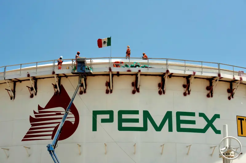 Pemex confirmó presencia de residuos de aceite en cuerpos de agua en Veracruz y activaron protocolos de emergencia en las zonas afectadas