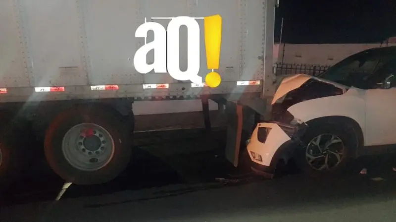 Muere conductor al chocar contra un tráiler estacionado afuera del Fraccionamiento Viñedos
