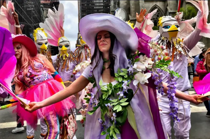 Celebra Nueva York desfile de Pascua en la Quinta Avenida bajo la lluvia