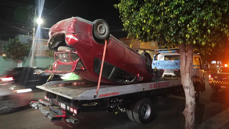 Borrachera termina en volcadura en avenida Mariano J. García; responsables huyen a pie en Irapuato