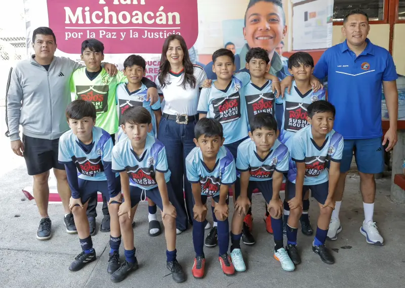 Reconoce Gaby Molina a campeones estatales del Mundialito Escolar