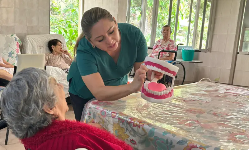 Refuerzan cuidado bucal de personas mayores en casas hogar y asilos