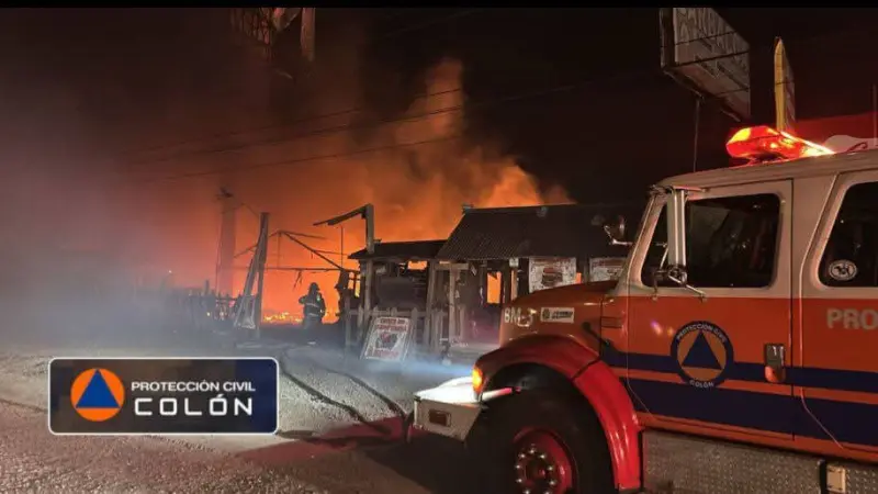 Fuego consume puestos de comida en la carretera a Bernal