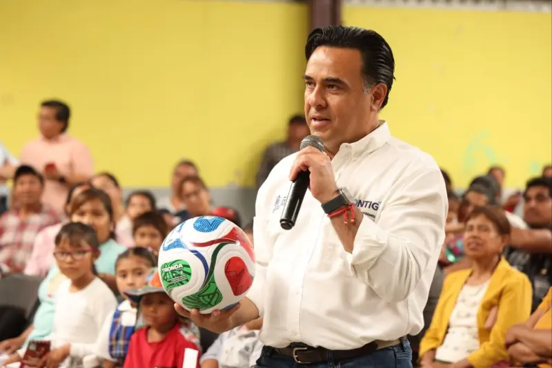 Luis Nava se reúne con beneficiarios de programas sociales en Colón