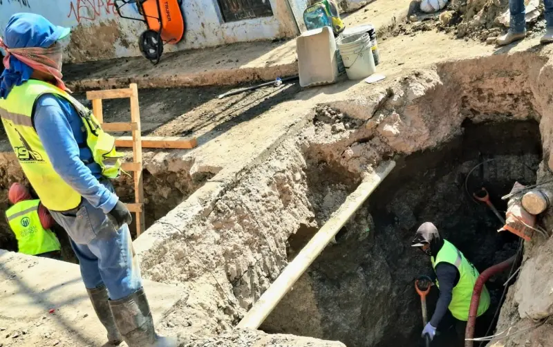 Rehabilitan colector sanitario en calle Lucero en Silao