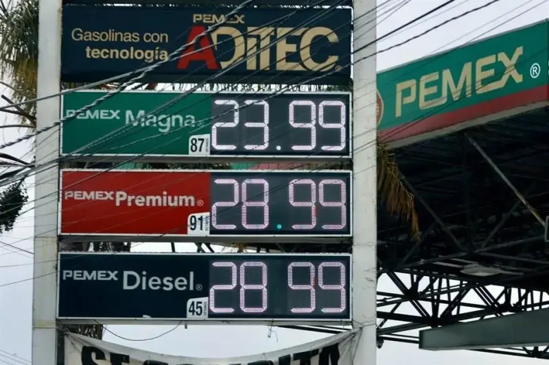 Pactan gasolineros en Palacio bajar diesel a 27 pesos