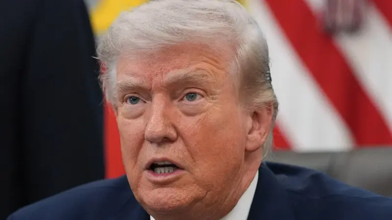 Trump anuncia arancel del 100% a algunos medicamentos patentados