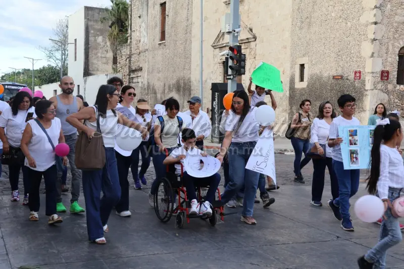 Marchan en Mérida por el Hospital Corea-México: protestan padres y trabajadores
