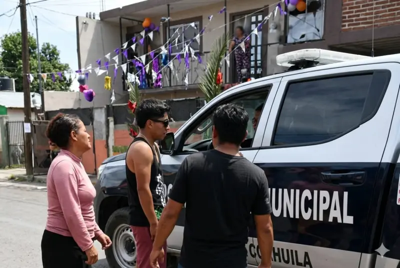 Policía de Cholula desata polémica tras apuntar con arma a familia por supuesto uso de agua