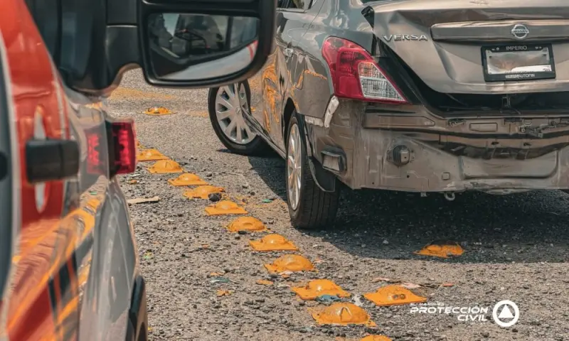 Motociclista se impacta por alcance con un auto