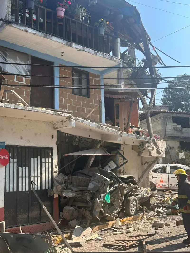 Arrasa autobús sin frenos con autos y una vivienda en Valle de Bravo