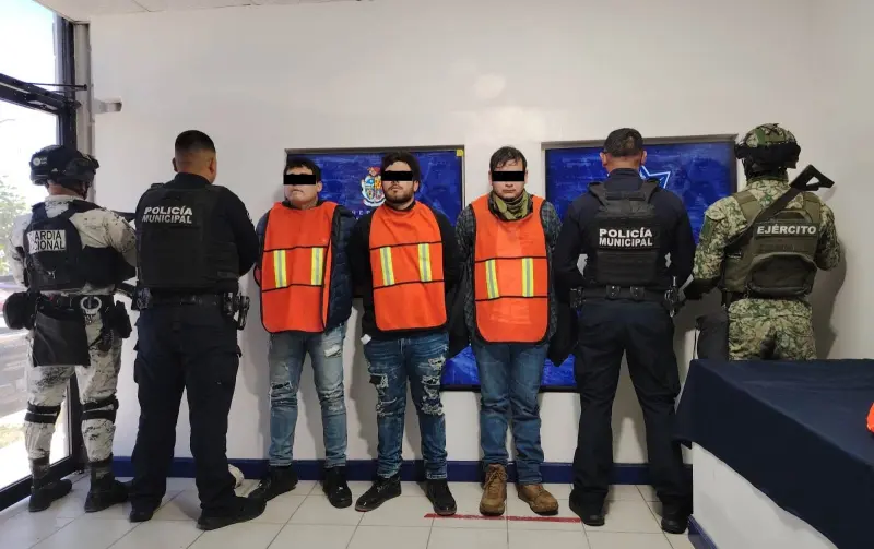 Intentan huir de policías y son capturados con armas