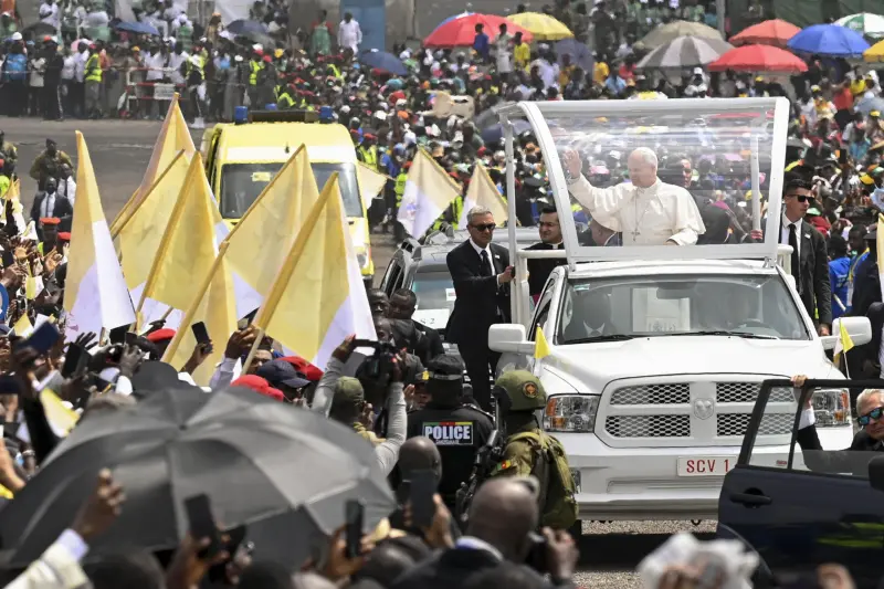 Papa insta a los jóvenes a resistir la tentación de la corrupción en misa multitudinaria en Camerún