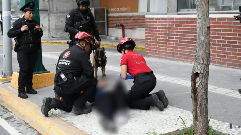 Mujer resulta lesionada tras caer en el centro de Monterrey