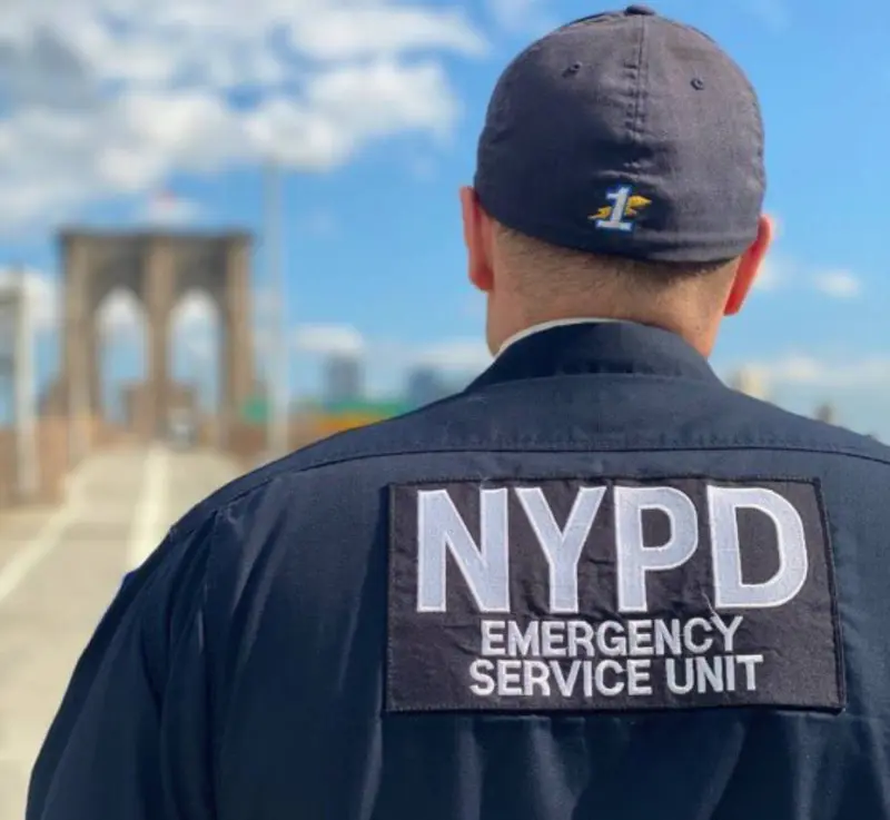 Escapan ladrones tras fallido robo de autos de lujo en Manhattan