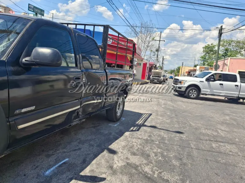 Choque en el centro de Tizimín deja daños materiales y cierre parcial de calles