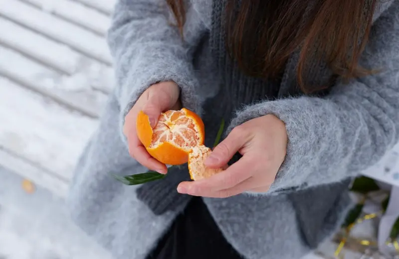 Por qué no debes pelar la naranja con la mano: expertos explican cómo esta práctica limita los aceites naturales de la cáscara y reduce sus propiedades en remedios caseros y usos domésticos