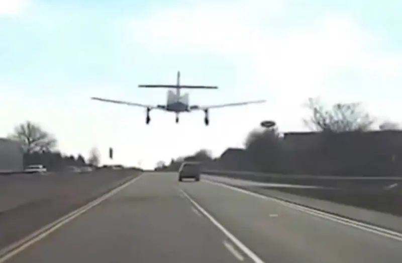 Realiza avioneta aterrizaje de emergencia en autopista de EU