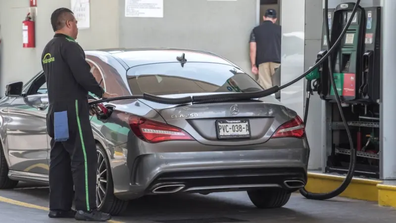 Pagos con tarjeta en gasolineras ya son 7% y comisión cero pegará a bancos y fintech