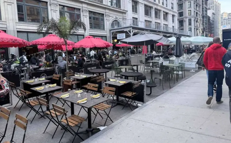 Retoman restaurantes calles de Nueva York con más regulación