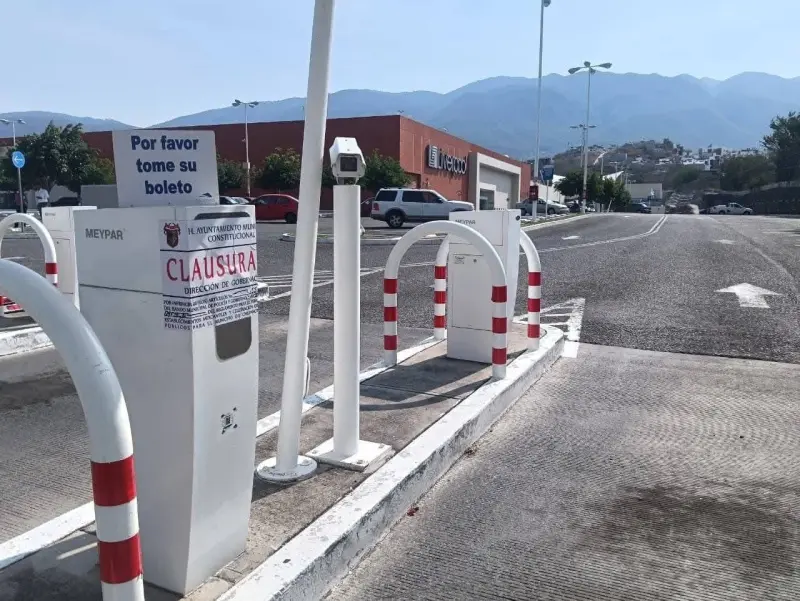 Clausura alcaldía módulos del estacionamiento de Galerías Chilpancingo