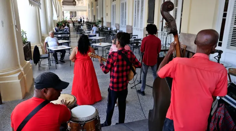 Rusia prepara otro envío de petróleo a Cuba; la isla enfrenta caída de turismo en plena Semana Santa