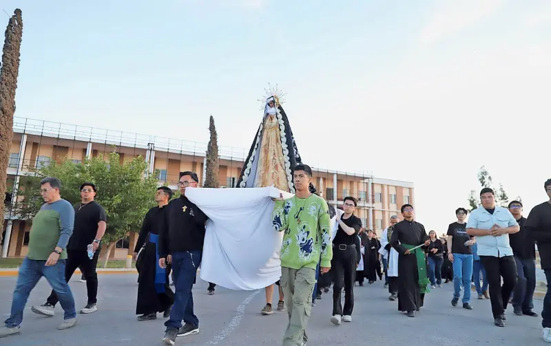 Muestran luto en la Marcha del Silencio