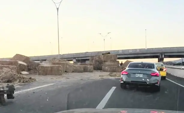 Bloqueo en la cuota a Celaya por caída de forraje