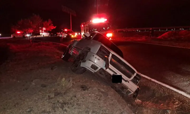 Camioneta sale del camino y queda embancada en el talud