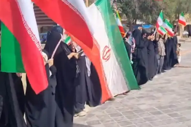 Forman en Irán cadenas humanas alrededor de instalaciones y puentes