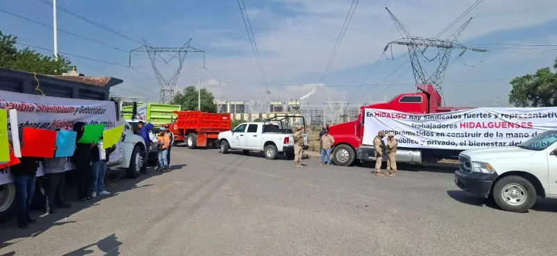Exigen trabajo transportistas de Atitalaquia con plantón en la CFE