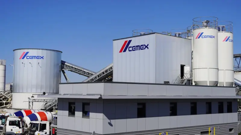 Cemex reporta utilidad trimestral récord y mantiene su perspectiva pese al impacto del clima