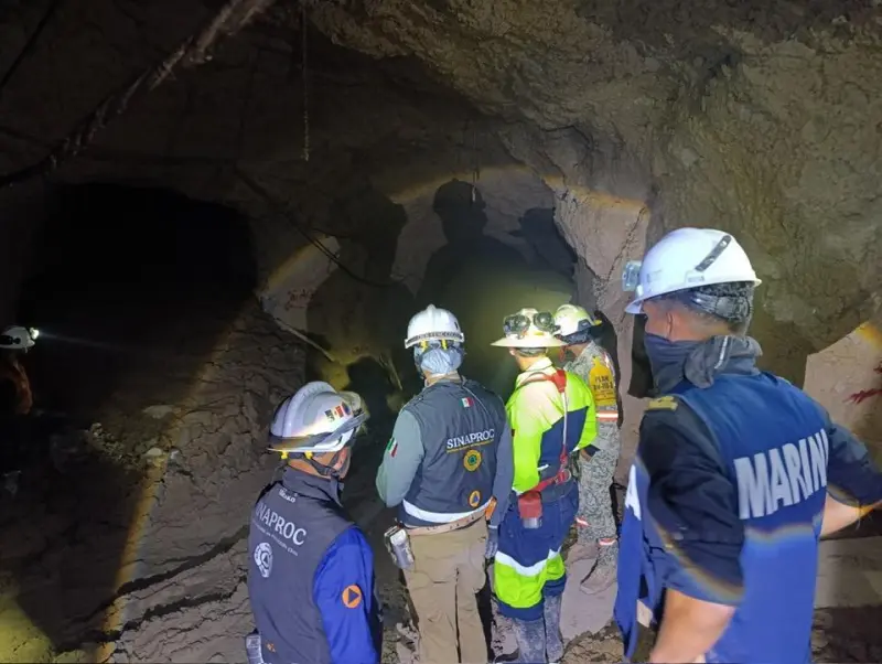 Personal de la Coordinación Nacional de Protección Civil recorre el interior de la mina en Rosario