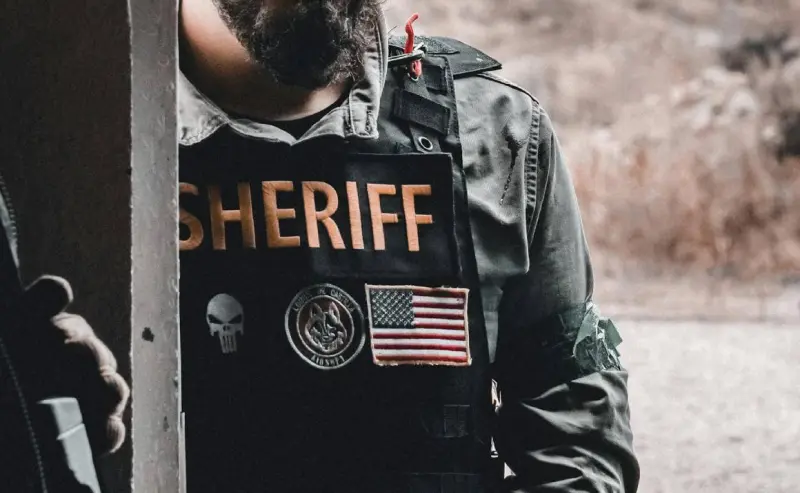 Reportan muerte de un agente en un intento de desalojo en California