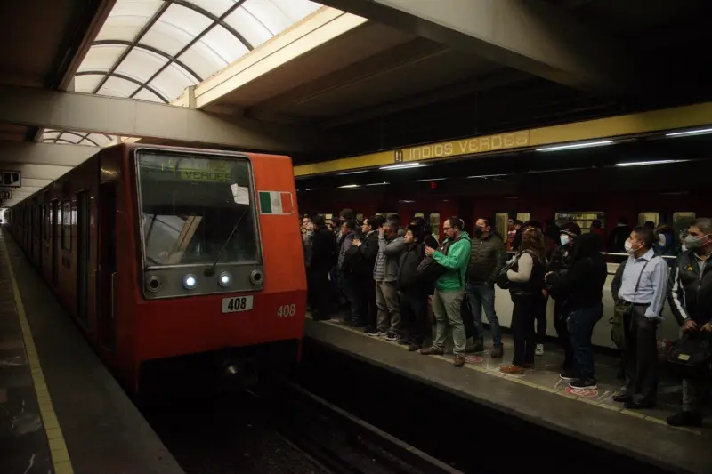 Caos en Línea 3 del Metro: desalojos y usuarios caminan en las vías, ¿qué estaciones cerraron?