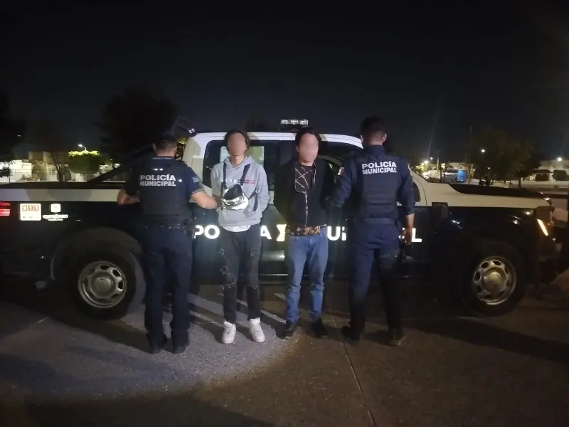 Detenidos 2 masculinos por robo a comercio en la colonia Viñedos